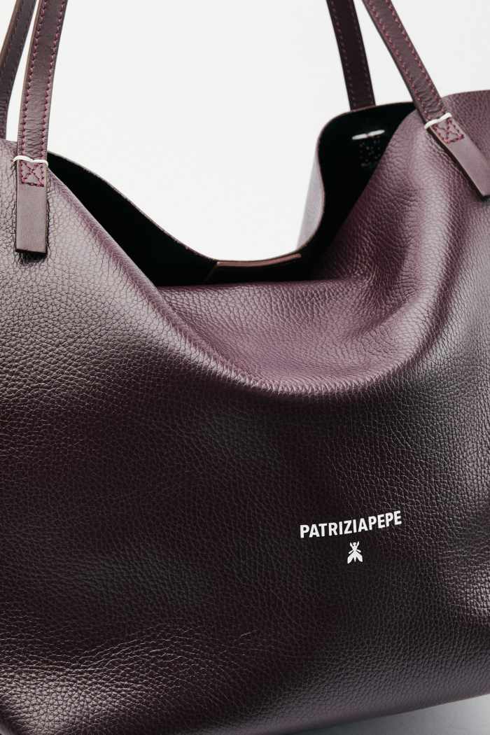 Patrizia Pepe Borsa shopping Never Complete in pelle martellata