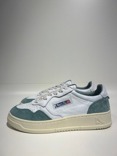 Autry Medalist Low Man Goat Suede White Mil