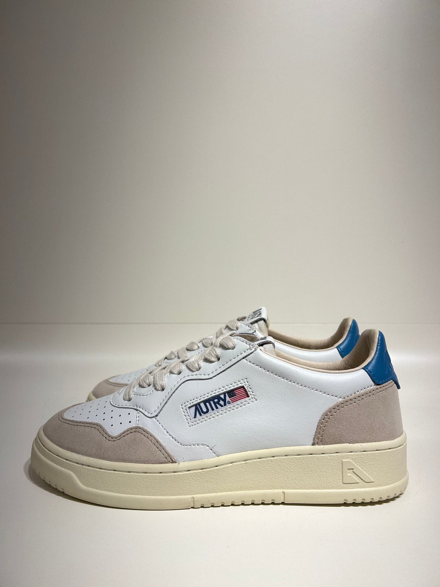 Autry Medalist Low Man Leather Suede White Niagara