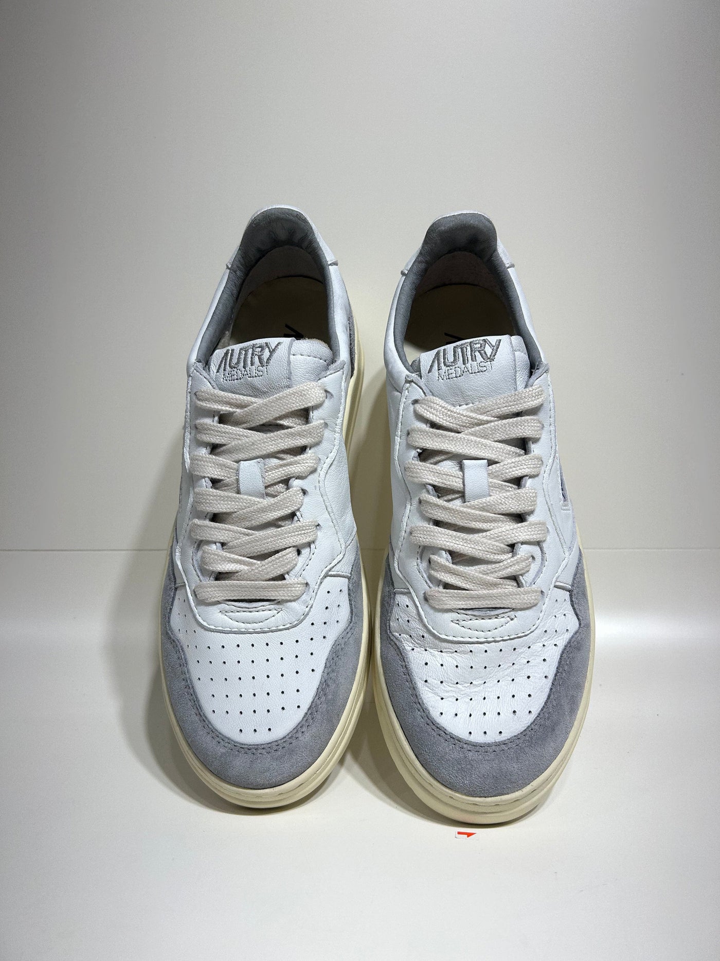 Autry Medalist Low Man Goat Suede White Grey